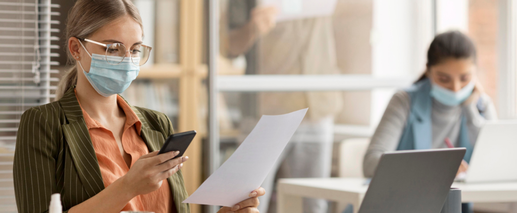 lavoratori in ufficio con mascherina