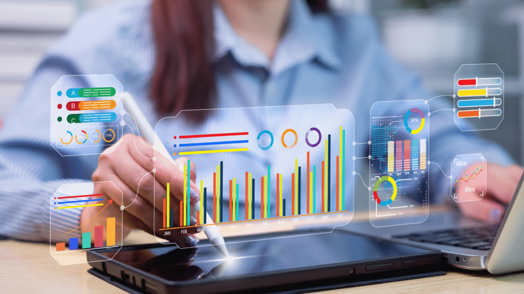 Persona che utilizza una penna digitale su tablet con grafici e dati analitici payroll mostrati in sovrimpressione.